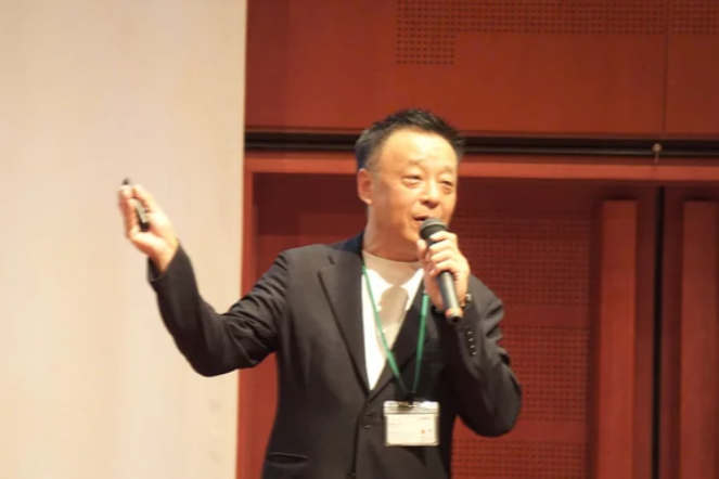 説明をしている代表取締役 屋敷
